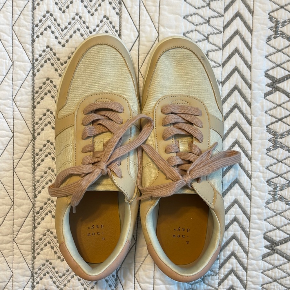 Tennis shoes